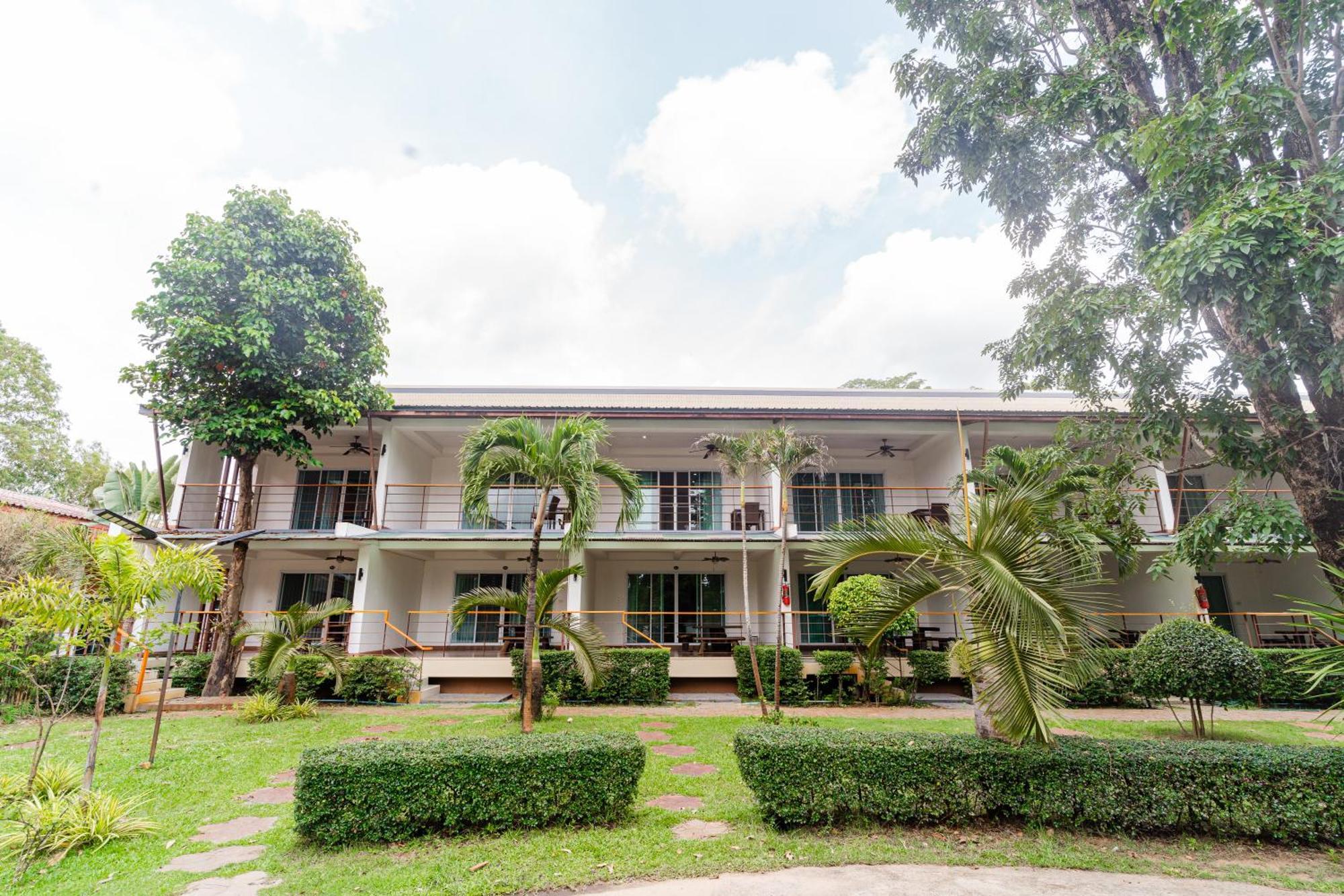 Baan Suan Khun Ta And Golf Resort Убонратчатхани Экстерьер фото