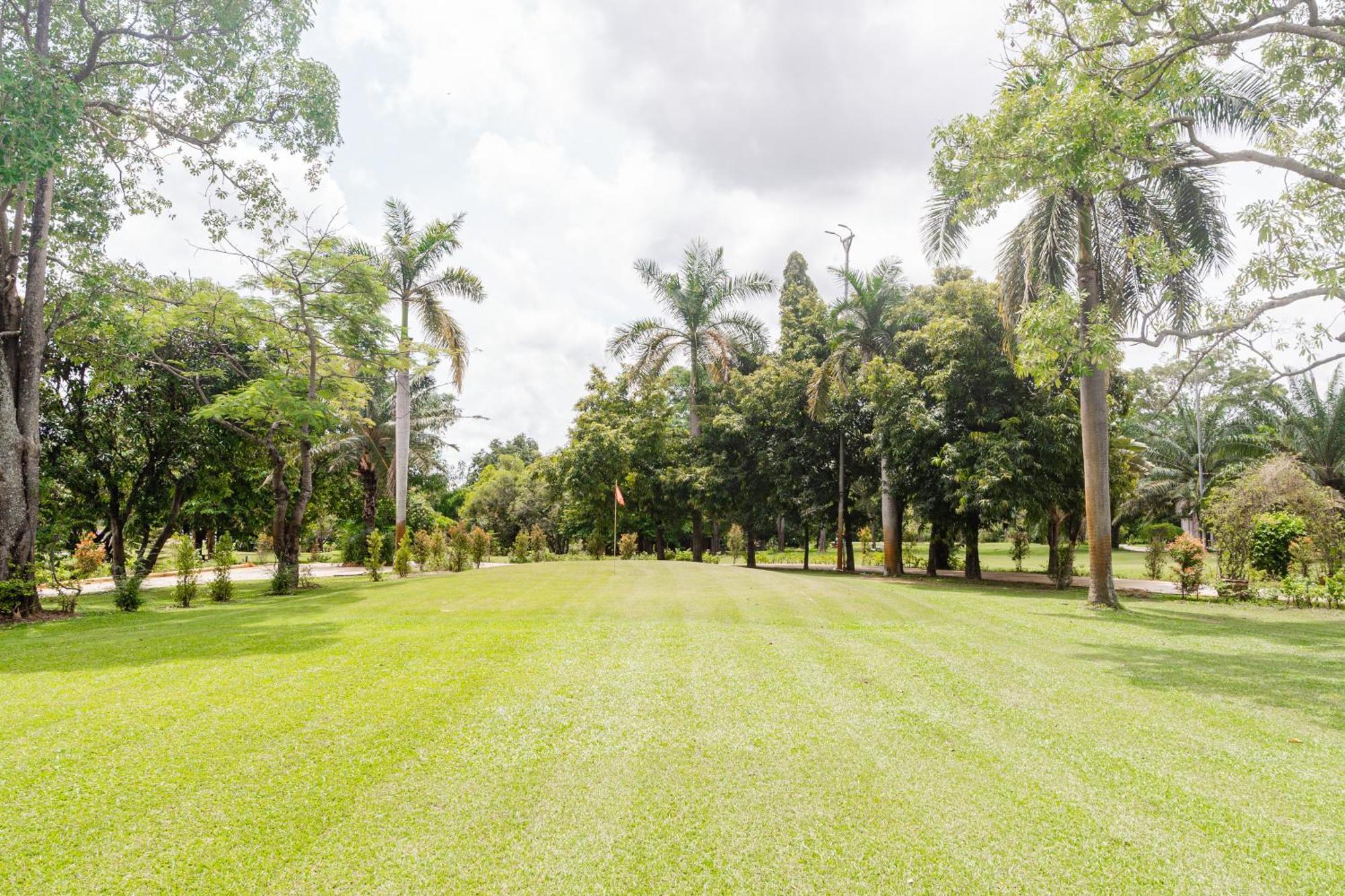 Baan Suan Khun Ta And Golf Resort Убонратчатхани Экстерьер фото