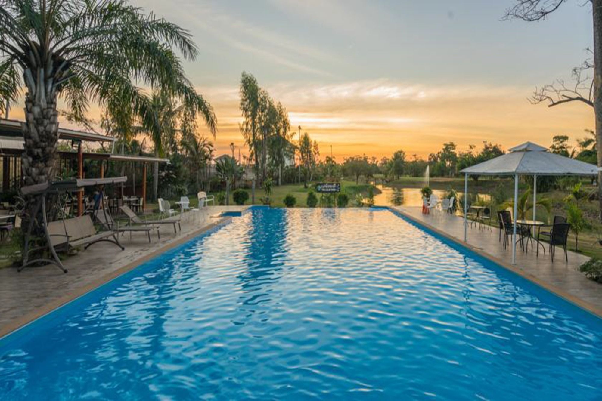 Baan Suan Khun Ta And Golf Resort Убонратчатхани Экстерьер фото